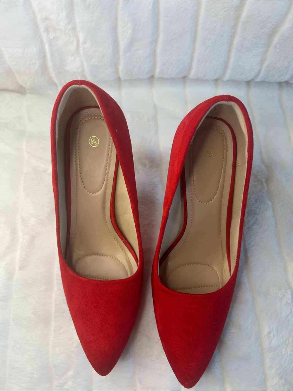 Red Pointed-Toe Womenβs Pumps - Classic Elegance
